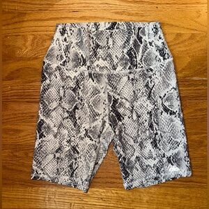 Alo Yoga High Rise Vapor Shorts 7” Size Small Snakeskin Print EUC